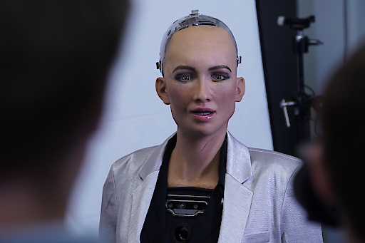 Humanoider Roboter Sophia nimmt Besucher mit in Zeitalter der künstlichen Intelligenz