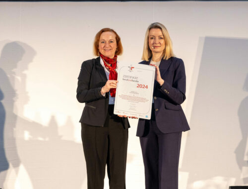 Zertifikatsverleihung Familienfreundlicher Arbeitgeber 2024 an Petra 
llermayr, die HR-Leiterin der VBV